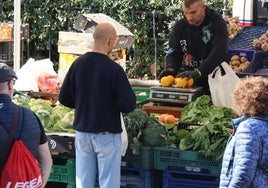 Un cliente compra en el mercado de Papalaguinda.