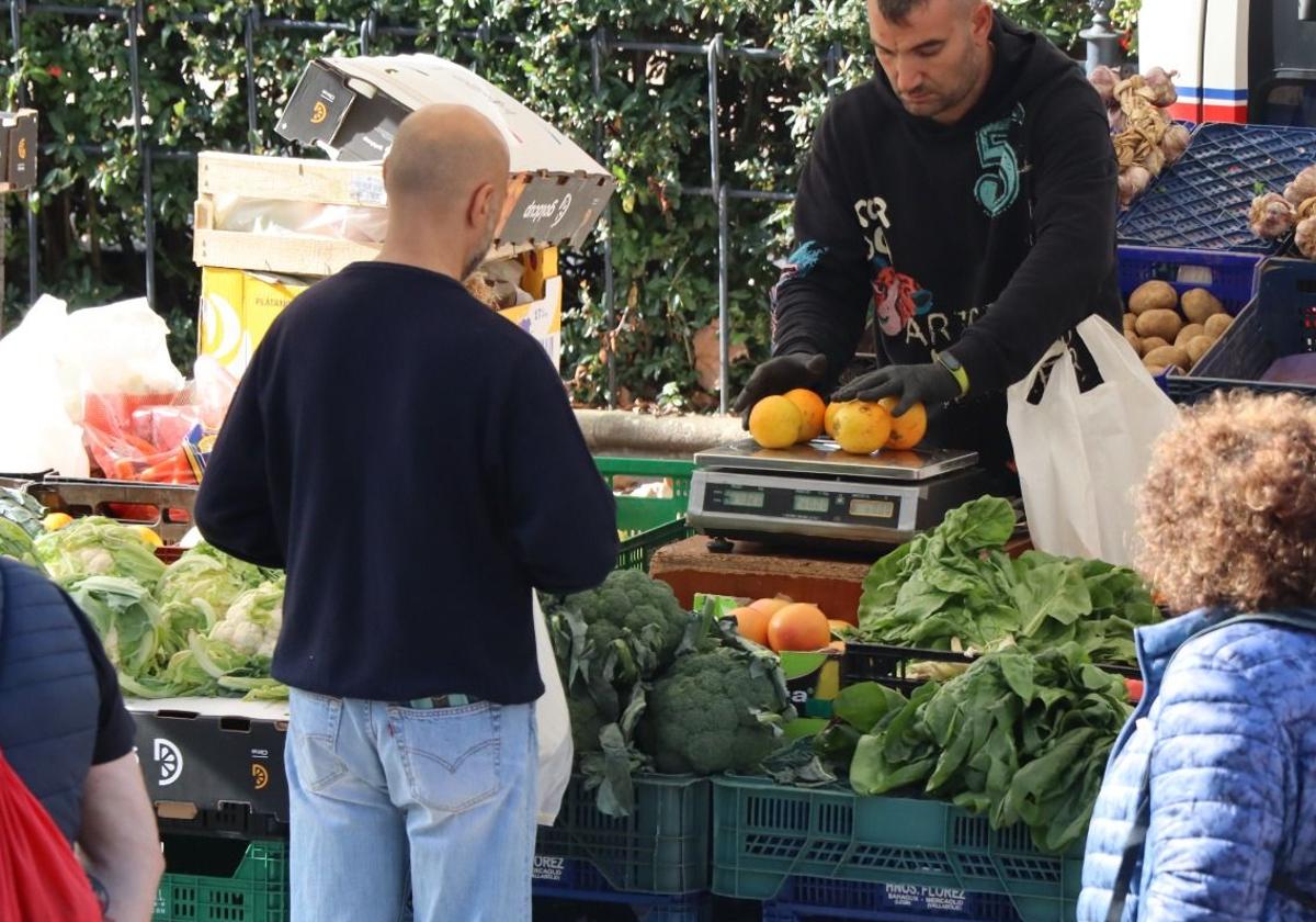 Un cliente compra en el mercado de Papalaguinda.