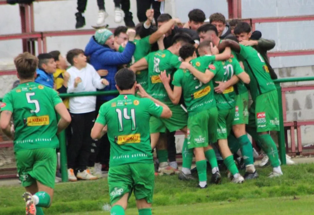 Jugadores celebrando un gol con sus aficionados.