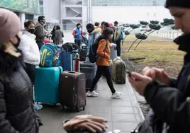 Personas migrantes en un aeropuerto.