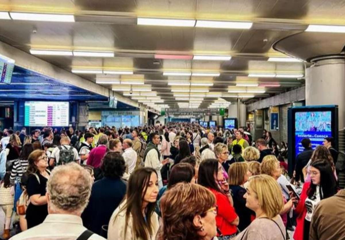 Cientos de pasajeros esperando información en la estación de Atocha este sábado.