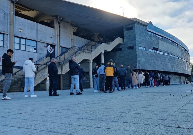 Aficionados de la Cultural compran sus entradas para el derbi.