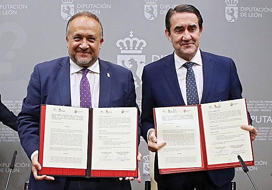 El consejero de Medio Ambiente, Vivienda y Ordenación del Territorio, Juan Carlos Suárez-Quiñones, y el presidente de la Diputación de León, Gerardo Álvarez, firman un protocolo para el desarrollo de infraestructuras singulares en el ámbito de la Red Natura 2000.