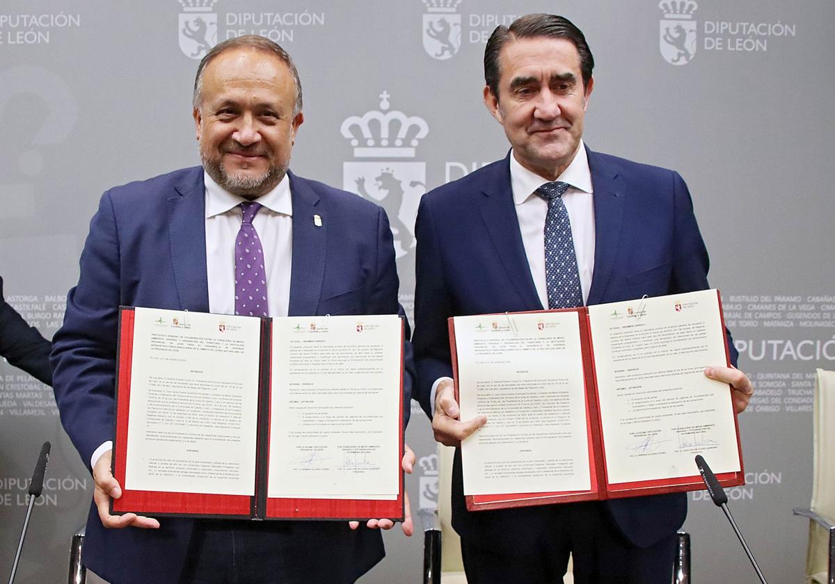 El consejero de Medio Ambiente, Vivienda y Ordenación del Territorio, Juan Carlos Suárez-Quiñones, y el presidente de la Diputación de León, Gerardo Álvarez, firman un protocolo para el desarrollo de infraestructuras singulares en el ámbito de la Red Natura 2000.