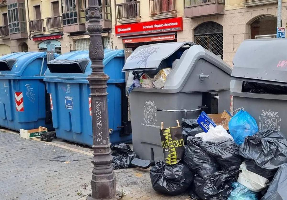 Basura en una calle de León.