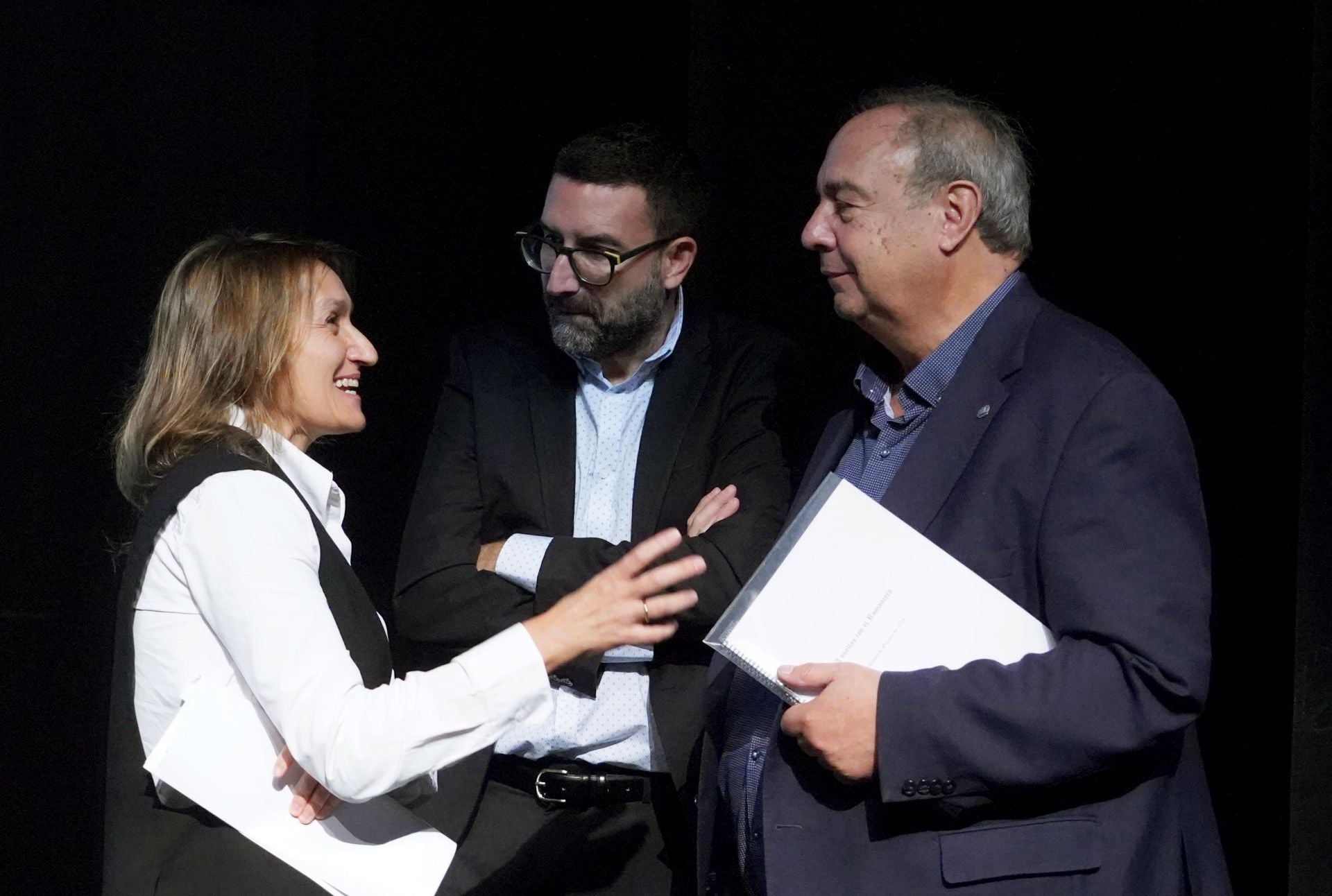 La consejera de Educación, Rocío Lucas, con el director de la Escuela de Arte Dramático, José Manuel Mora, y el músico e investigador Fernando Ortiz.