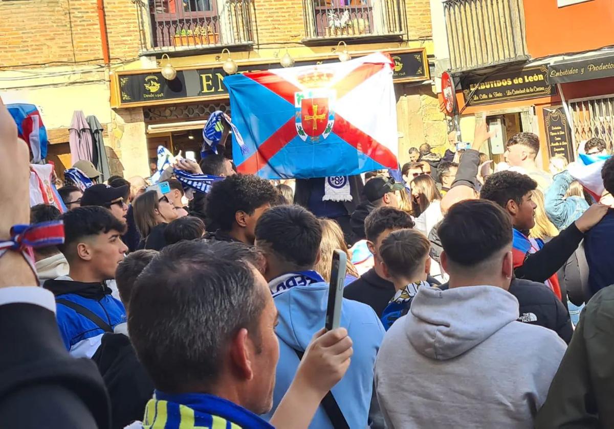 Aficionados de la Deportiva en la plaza de San Martín en el derbi de febrero de 2024.