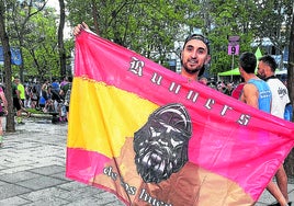 David de la Torre, con la bandera de su peña de corredores.