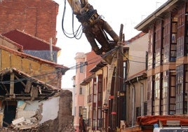 Las máquinas durante la demolición de las viviendas