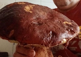 Pedro Fernández, con el boletus de 2,8 kilos encontrado en los montes de León.