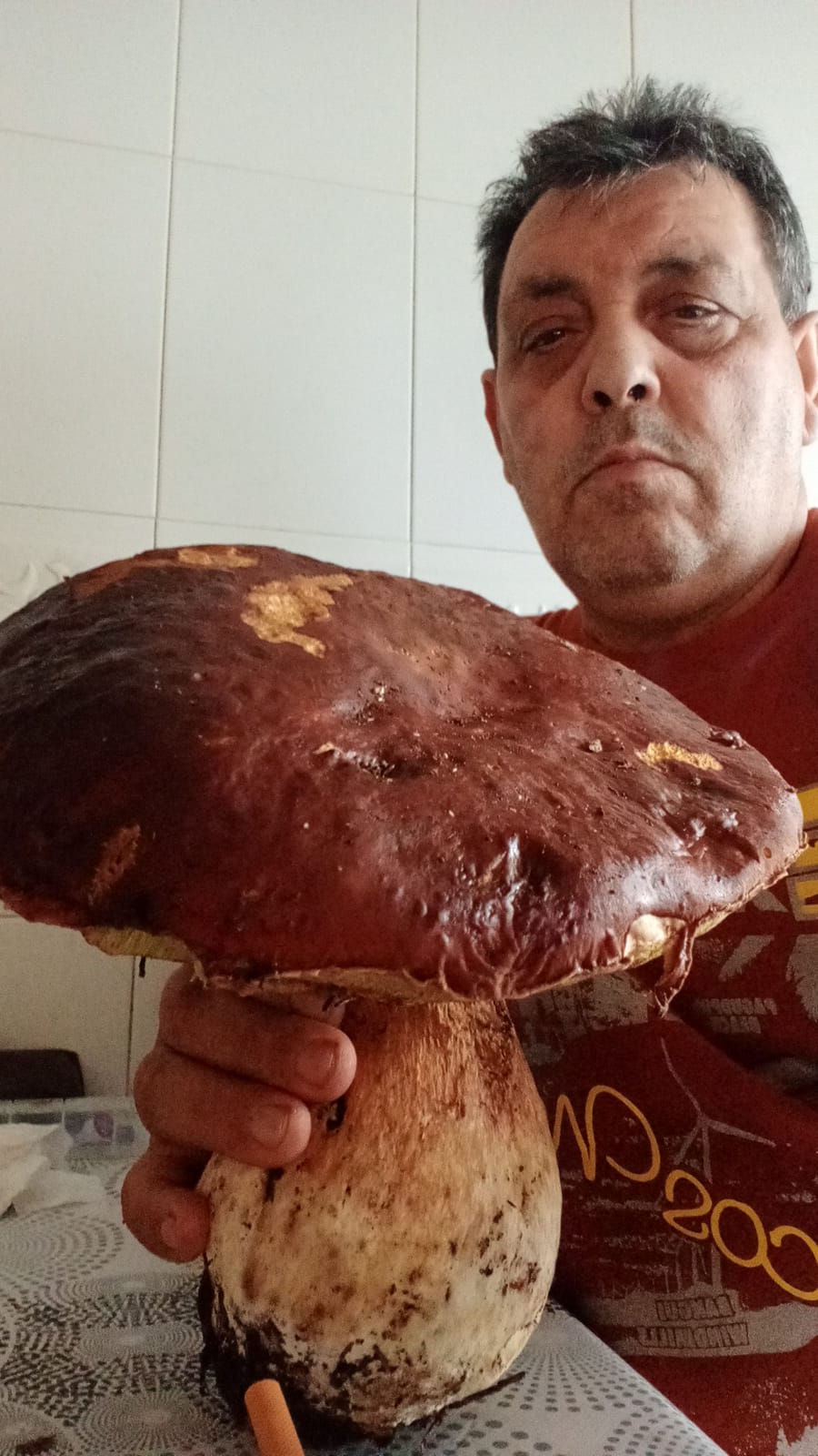 Pedro Fernández, con el boletus de 2,8 kilos encontrado en los montes de León.