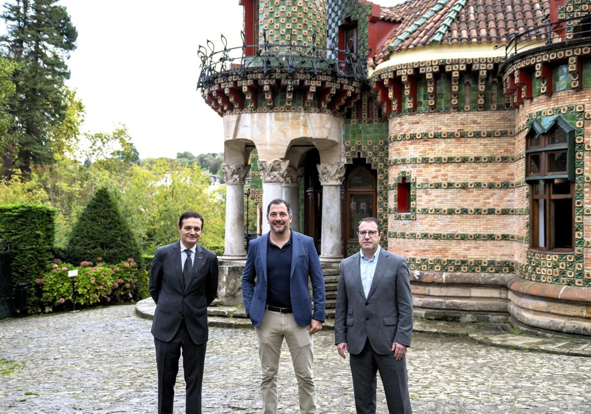 Firma del convenio en El Capricho de Cantabria.