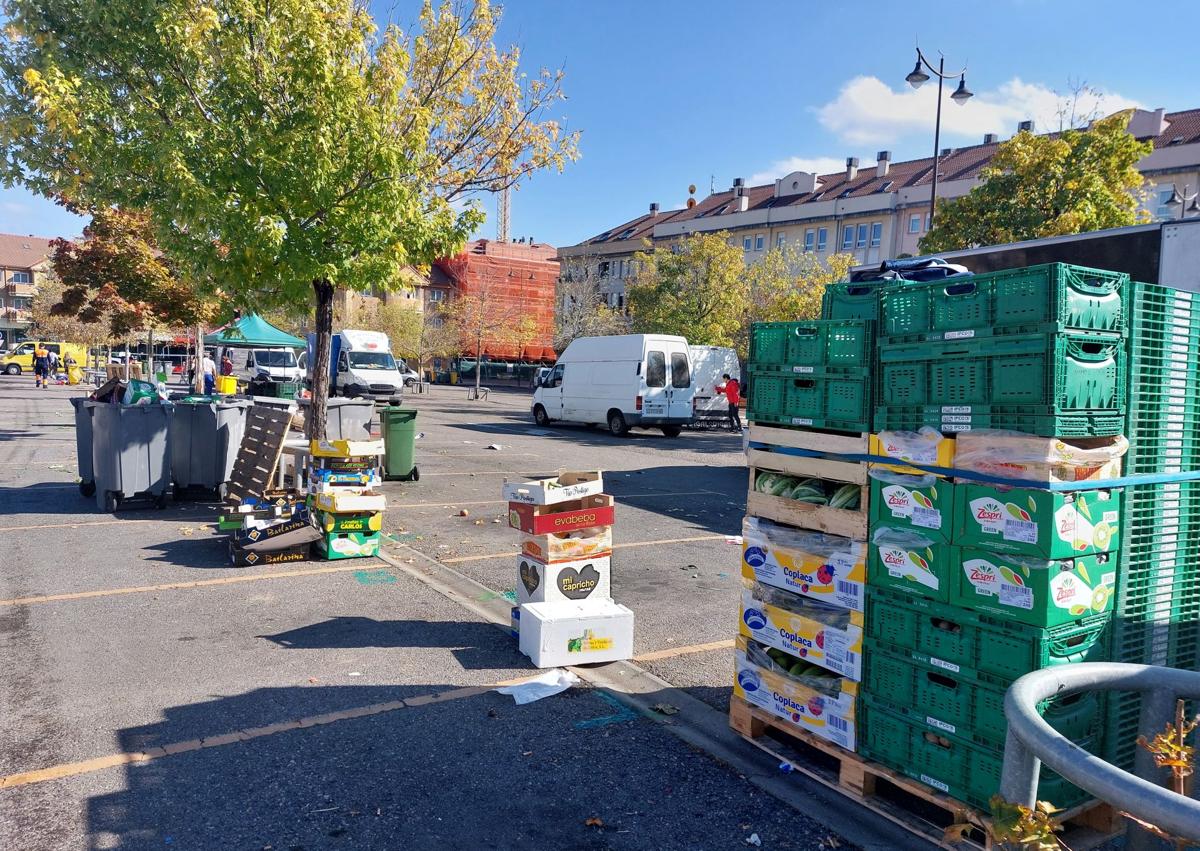 Imagen secundaria 1 - El mercado tradicional se estrena en San Pedro con problemas con los coches aparcados