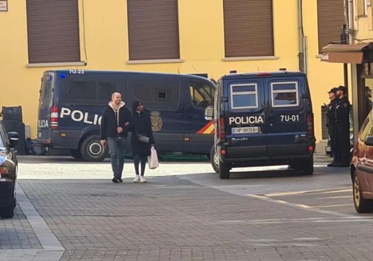 Agentes de la Policía Nacional en el barrio Húmedo en el derbi del mes de febrero.