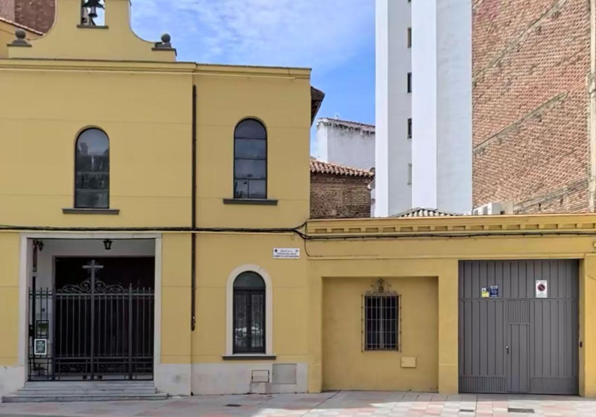 La capilla de Santa Nonia y, a la derecha, la 'cochera' donde se quiere levantar la casa de hermandad.