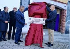 El alcalde, José Antonio Díez y el presidente de las Cortes, Carlos Pollán, asisten al descubrimiento de la placa de la Rinconada de la Real Cofradía del Santísimo Sacramento de Minerva y la Santa Vera Cruz.