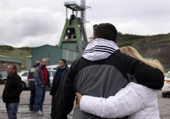 Familiares y amigos de los fallecidos en la entrada del Pozo Emilio del Valle en localidad leonesa de Llombera de Gordón.