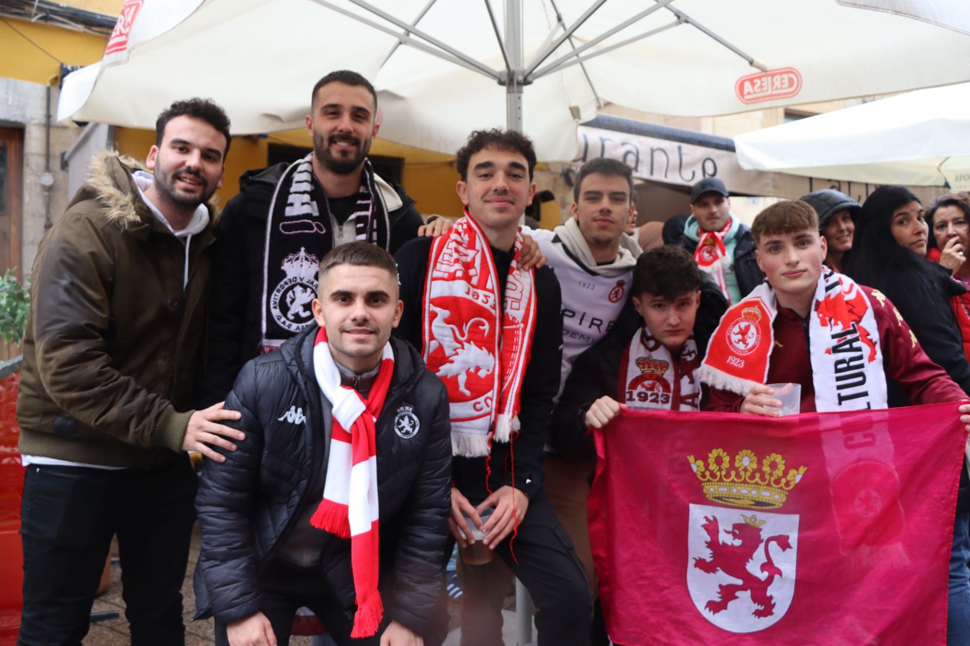 Las mejores imágenes del ambiente previo al derbi entre Cultural y Ponferradina