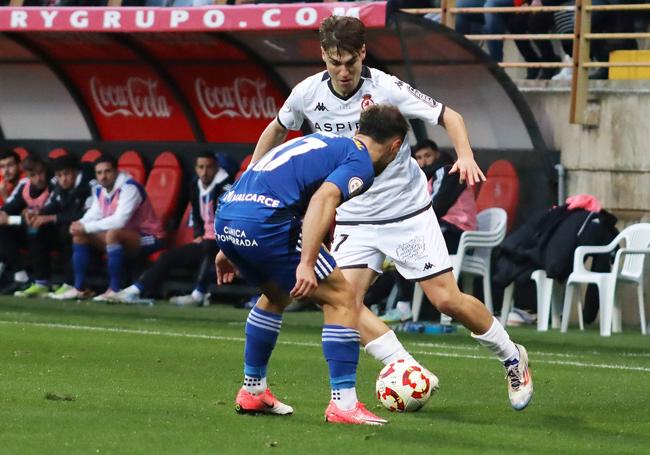 Álvaro Martínez, en una acción ante Carrique.