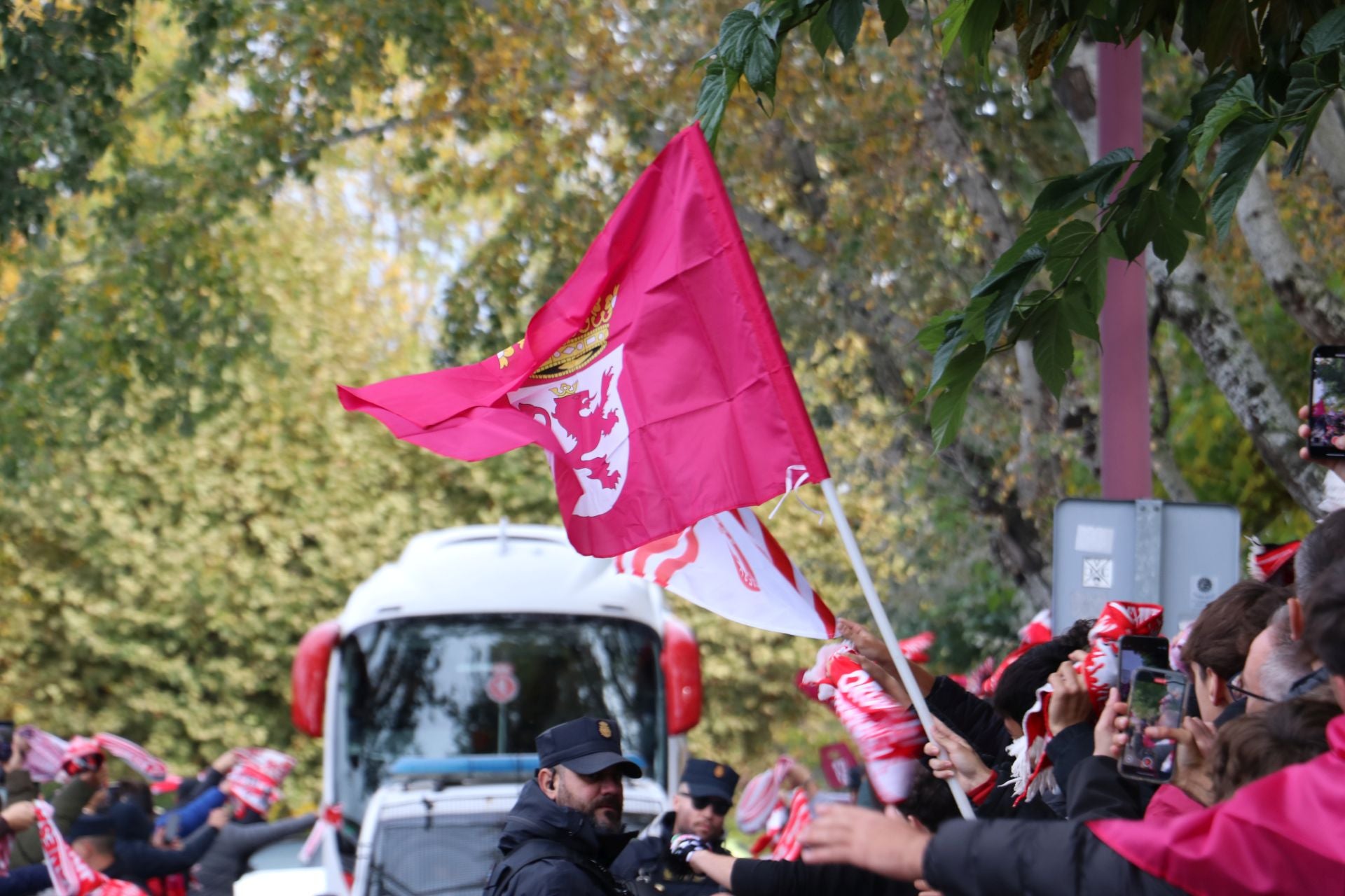 Espectacular recibimiento al autobús de la Cultural