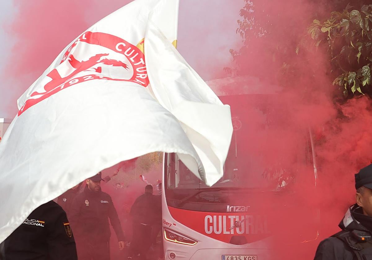 El autobús de la Cultural, a su llegada al Reino de León.