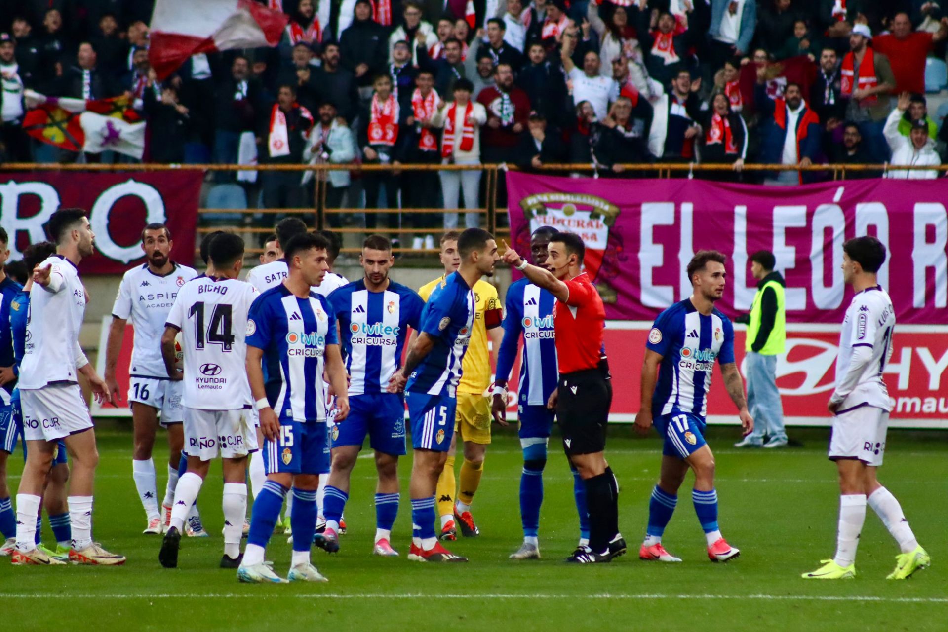 Las mejores imágenes del derbi entre Cultural y Ponferradina