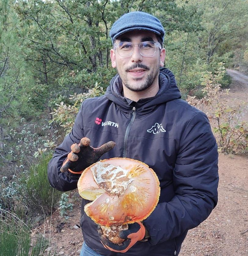 Nazario con el ejemplar que encontró en Cistierna.