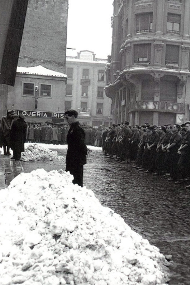 La falange frente al antiguo Casino de León. En segundo plano la Imprenta Moderna. 1938.