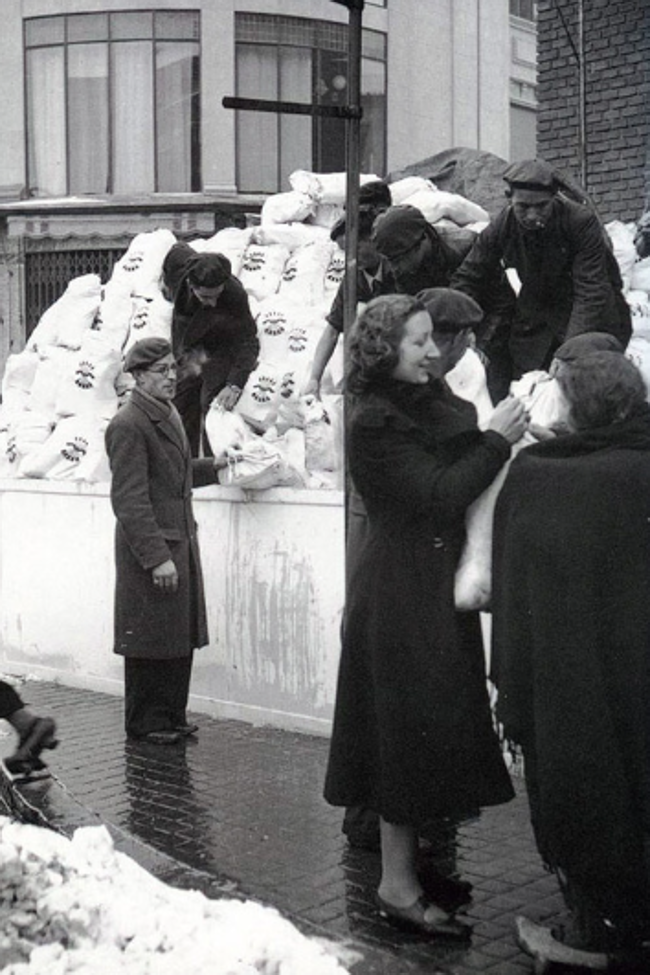 Detalle de los vecinos leoneses durante el reparto de víveres en la Plaza de la Libertad. 1938.