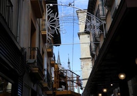 Luces de navidad instaladas en la calle la Rúa