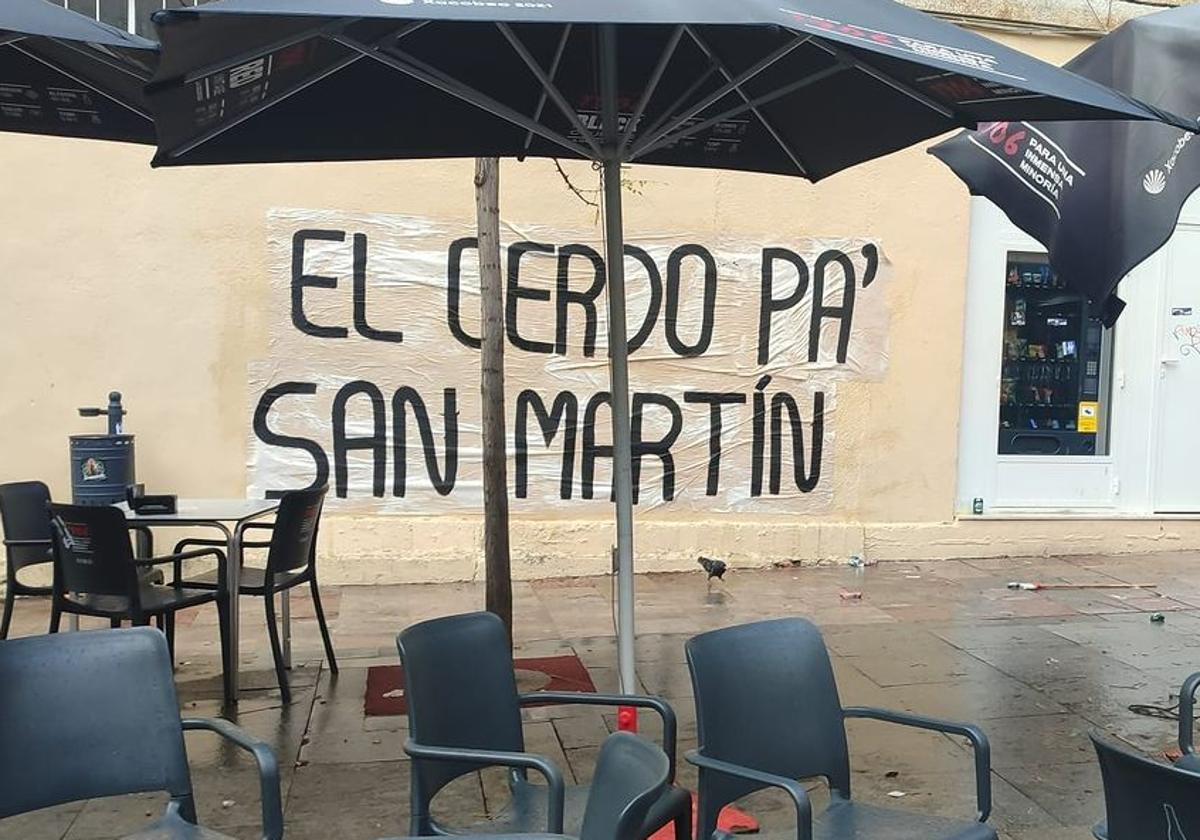 Pintada vandálica en la fachada de un comercio del parque del Cid de León.