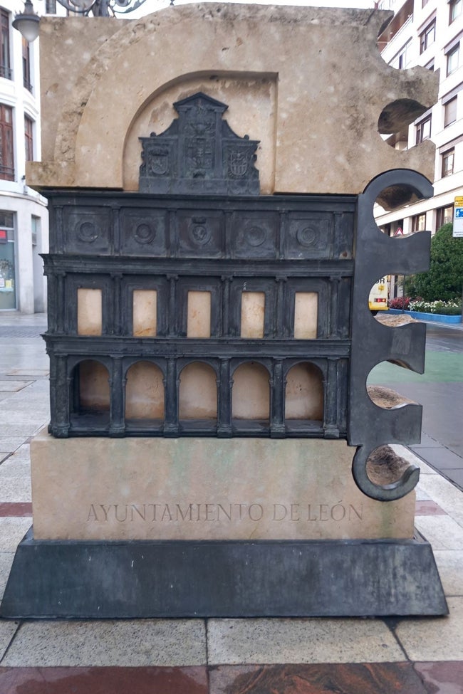 Monumento de Uriarte al Ayuntamiento de León. 2024.