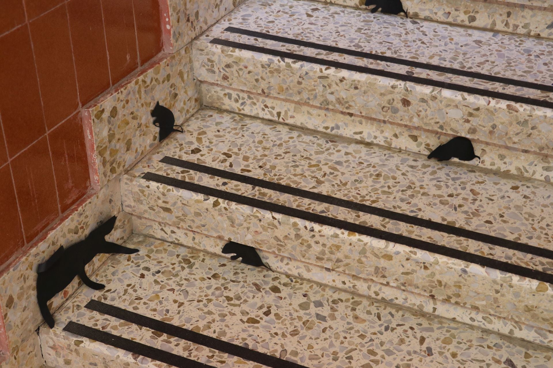 Hasta las escaleras tenían decoración de ratones