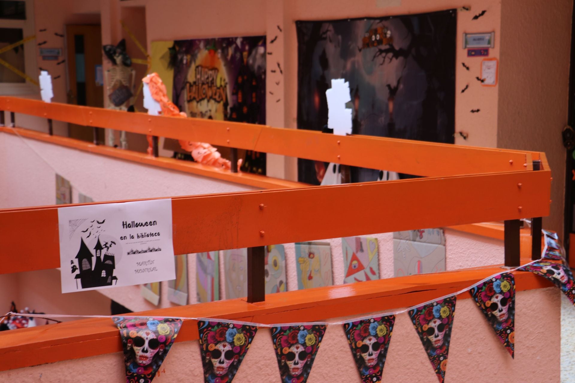 Decoración de los pasillos con banderines y carteles 