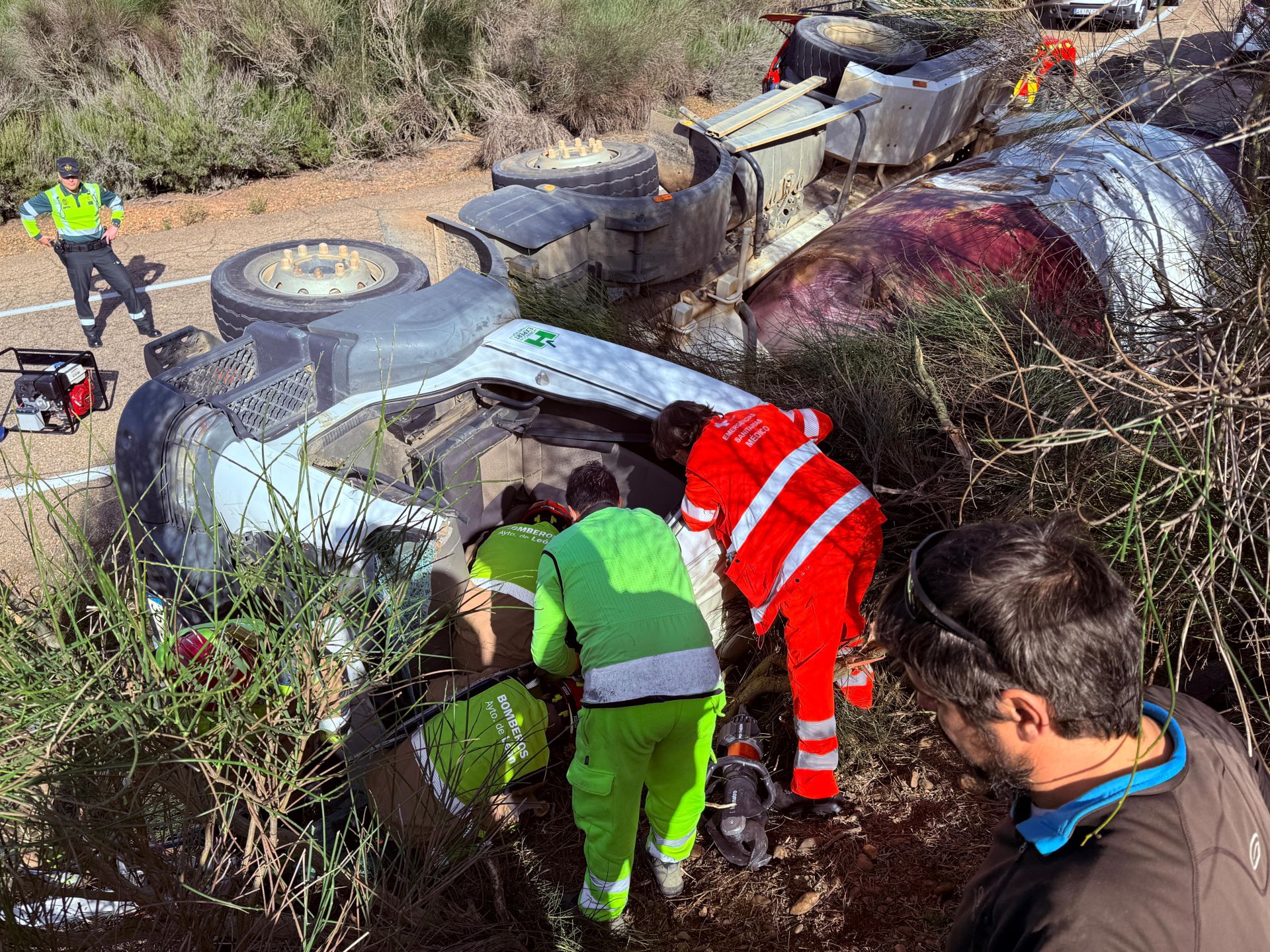 Accidente de un camión hormigonera en Santas Martas