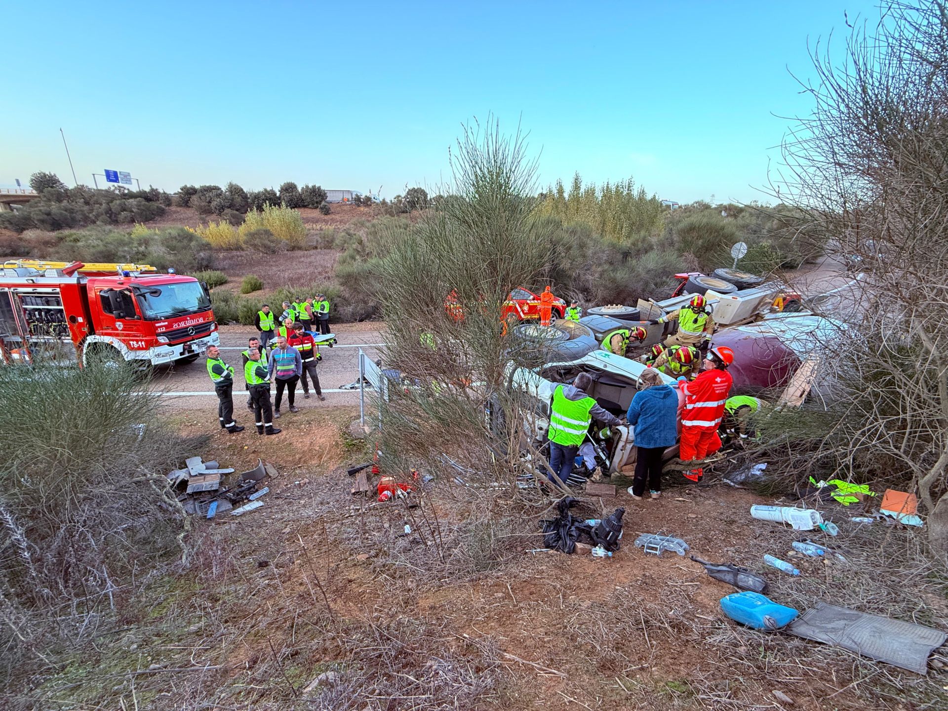 Accidente de un camión hormigonera en Santas Martas