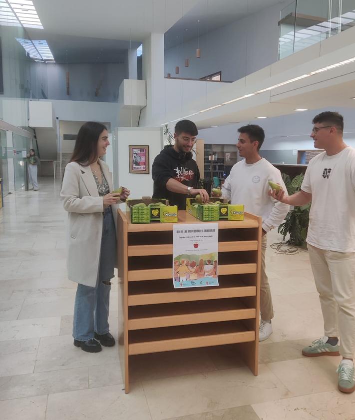 Imagen secundaria 2 - Los universitarios leoneses comen la fruta a bocados con el reparto de 800 peras y manzanas