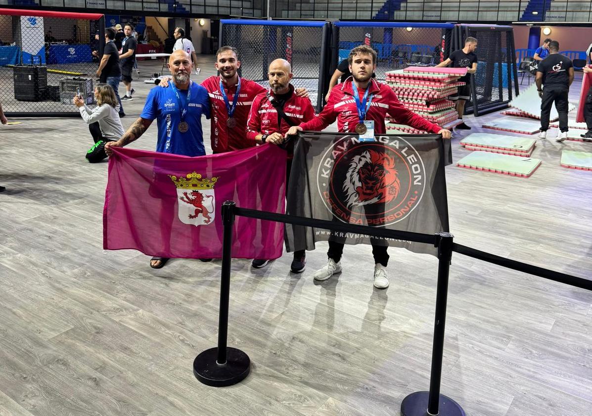 Parte del equipo de León, con la bandera en el campeonato del mundo.