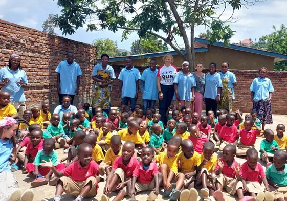 Yolanda Morán, en el centro, durante su visita a la escuela infantil en Ruanda.