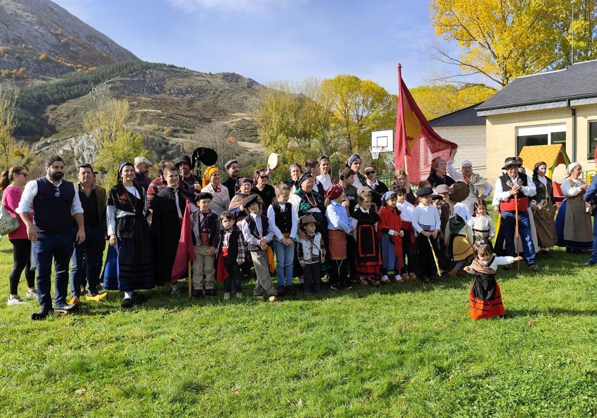 Tradición y madreñas para hacer frente a Halloween