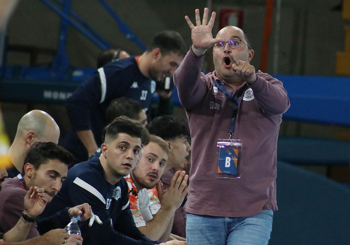 Dani Gordo, entrenador del Abanca Ademar, en el partido de este martes ante el GOG.