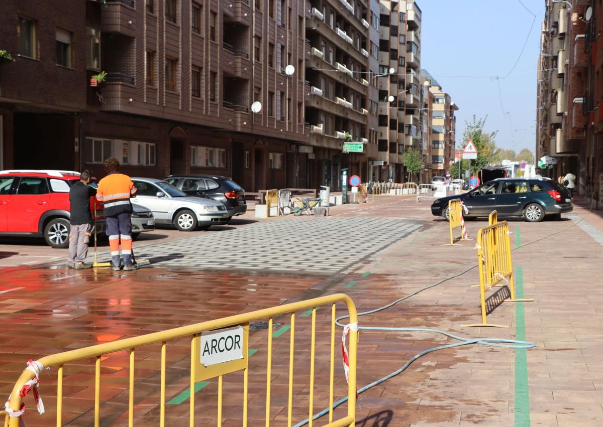 Imagen secundaria 1 - Operarios comienzan las obras en la calle de Padre Isla