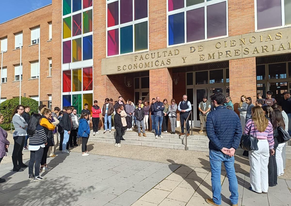 Imagen secundaria 1 - León guarda silencio y luto por las víctimas de la DANA