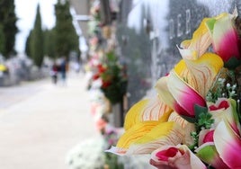 Flores en el cementerio de León