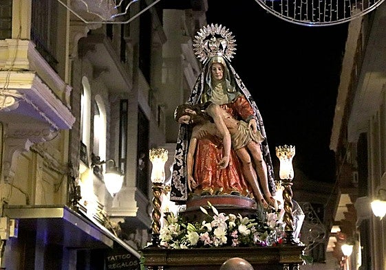 Imagen de la Piedad procesionando por las calles del centro de León
