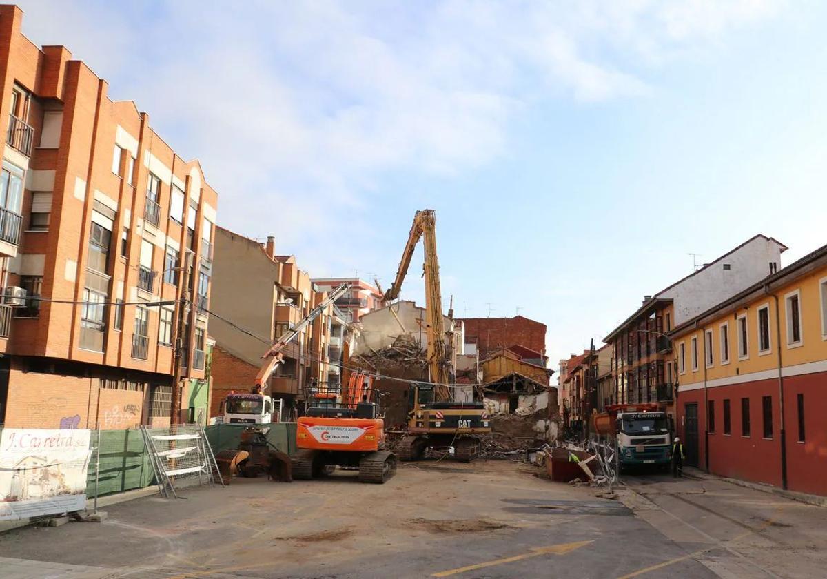 Obras en el Espolón para abrir el nuevo vial.