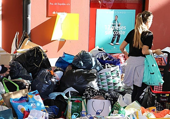 Voluntaria durante la recogida de alimentos en la plaza del Espolón