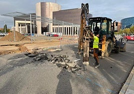 Un obrero abre la franja para la canalización.