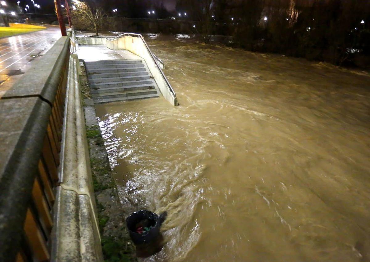 Imagen secundaria 1 - El río Bernesga desbordado a su paso por León en el año 2019.