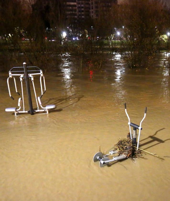 Imagen secundaria 2 - El río Bernesga desbordado a su paso por León en el año 2019.